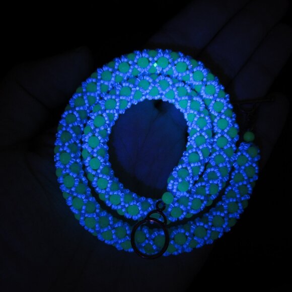 Netted Uranium glass bead necklace - Picture 2 of 12